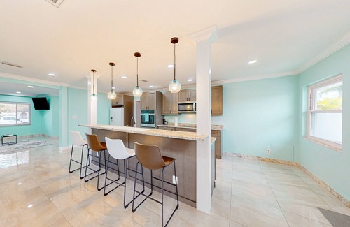 Davis Islands House | Brick beauty with private yard, BBQ, patio, AC, & W/D