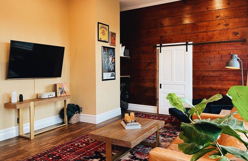 Palestine Apartment | Brick & Leather a The Lofts