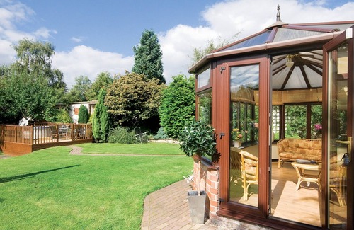 Ashby Woulds Cottage | Bridge House is an attractive property with a four poster bed, electric woodburner and a hot tub.