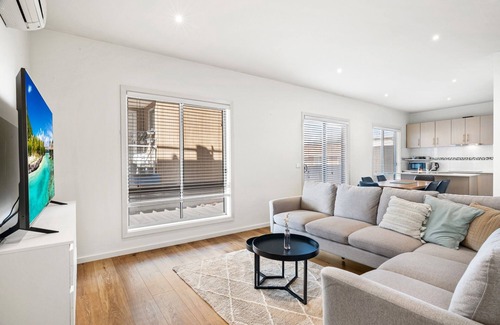Kensington Apartment | Bright 2-Bed Flat with Balcony in Kensington