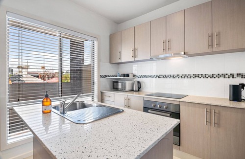 Kensington Apartment | Bright 2-Bed Flat with Balcony in Kensington