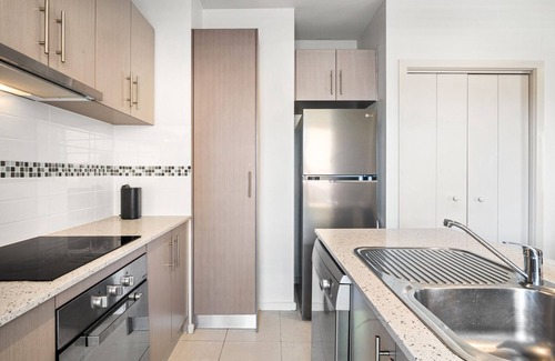 Kensington Apartment | Bright 2-Bed Flat with Balcony in Kensington