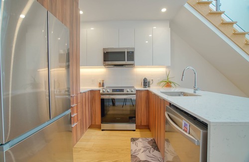 Hochelaga-Maisonneuve Condo | Bright 2-Floor Penthouse Condo with Parking