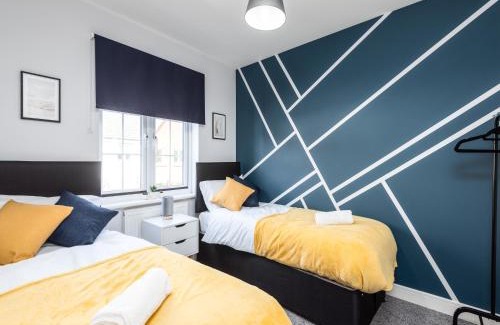 Ashford House | Bright 3 Bed House For 5- City Central - Free Parking