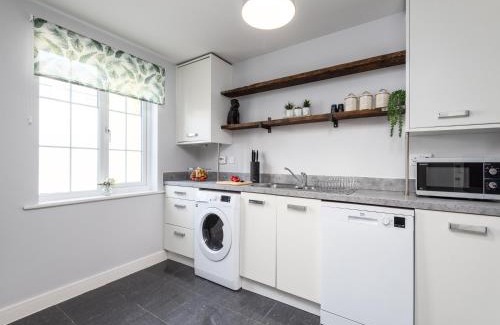 Ashford House | Bright 3 Bed House For 5- City Central - Free Parking
