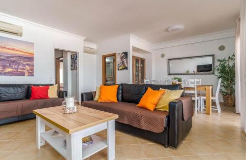 Guia Apartment | Bright 3-BR in Guia with Shared Pool