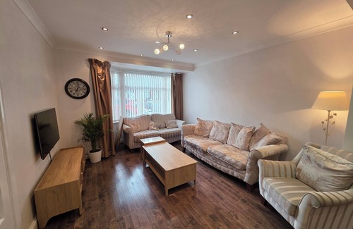 Barkingside Apartment | Bright 3BD Family Home with Garden, Barkingside