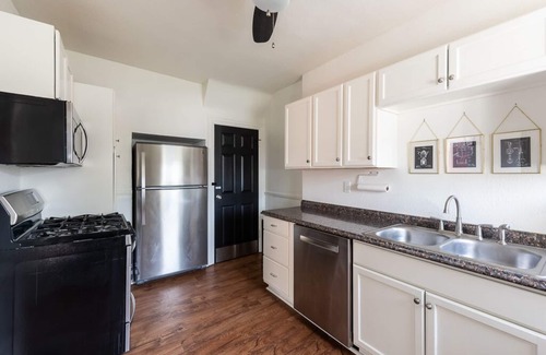 Erie House | Bright 4BR w King Beds - Close to everything Erie!