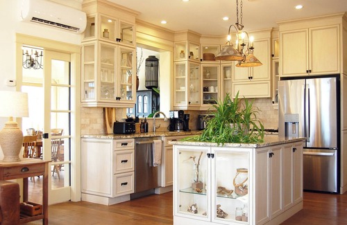 Princetown House | Bright & Airy Beach House – Bay Views, Wraparound Deck & Room to Unwind
