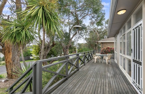 Anglesea House | Bright & Airy & Close to Everything