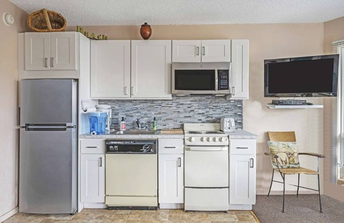 Napeague Apartment | Bright & Airy Studio APT w/Balcony & Bathtub
