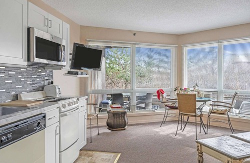 Napeague Apartment | Bright & Airy Studio APT w/Balcony & Bathtub