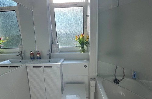 Kew Apartment | Bright and airy 2 bed flat in Kew Gardens. 5 min walk to Botanical Gardens.