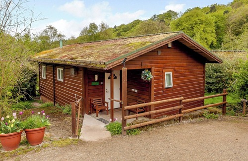 Horton Ski Chalet | Bright and comfortable Swedish lodge with one king-size double with en suite shower and one twin.