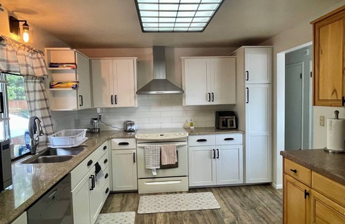 Seattle Metro Area House | Bright and Modern 3-bedroom House in Seattle with Backyard Oasis