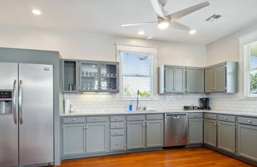 West Riverside House | Bright and Open 5-Bedroom w/Patio | Sleeps 10!