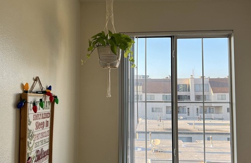 Sawtelle Condo | Bright and quiet LA condo on the top floor.