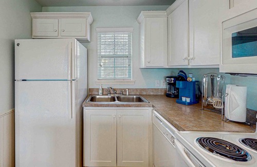Kimberling City Condo | Bright and spacious condo w/patio, jetted tub & community pool - pet friendly