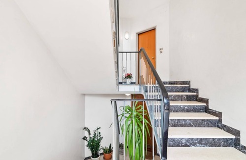 Padova Apartment | Bright and spacious 100- sqm 2-bedroom apartment of located on the second floor of a building without a lift that can accommodate up to 5 people!The apartment is located on a quiet street, closed to traffic and it boasts a sunny 12sqm terrace.Equipped wi