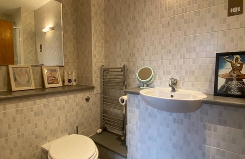 Hackney Apartment | Bright and spacious Apartment with outside space in Haggerston.