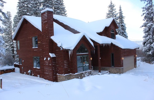 Blue River House | Bright and spacious home with hot tub! Minutes from skiing!
