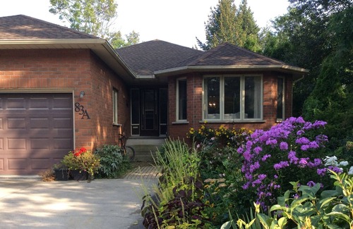 Dundas House | Bright and spacious home in historic town of Dundas.