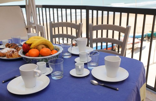 Marina di Ragusa Apartment | Bright apartment overlooking the beach and direct access to the sea