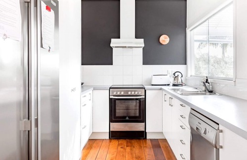 Torbay House | Bright Beachside Cottage