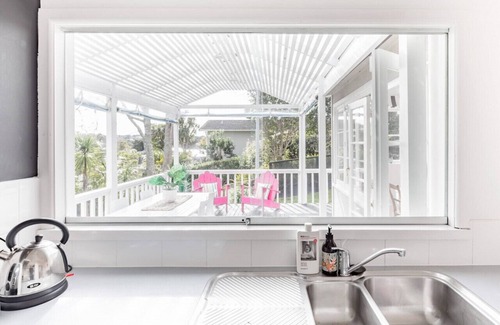 Torbay House | Bright Beachside Cottage