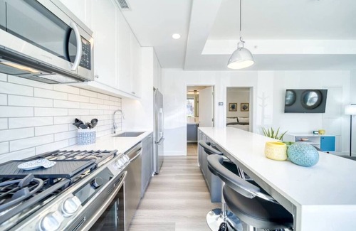Sunnyside Condo | Bright & Beautiful Condo with Walkout Patio