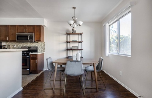 Beverly Grove Apartment | Bright Beverly Hills 1BR near Shops on Rodeo Drive, by Blueground