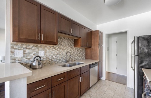 Beverly Grove Apartment | Bright Beverly Hills 1BR near Shops on Rodeo Drive, by Blueground