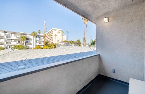 Beverly Grove Apartment | Bright Beverly Hills 1BR near Shops on Rodeo Drive, by Blueground