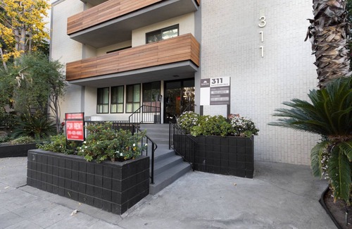 Beverly Grove Apartment | Bright Beverly Hills 1BR near Shops on Rodeo Drive, by Blueground