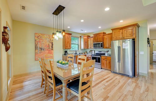Bryson City Cabin | Bright Bryson City Cabin w/Fire Pit & Hot Tubs!