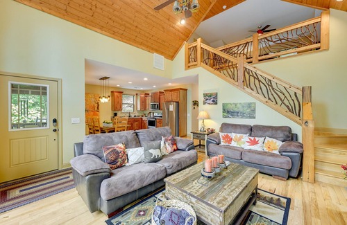 Bryson City Cabin | Bright Bryson City Cabin w/Fire Pit & Hot Tubs!