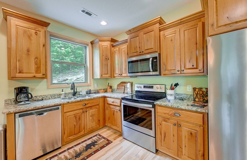 Bryson City Cabin | Bright Bryson City Cabin w/Fire Pit & Hot Tubs!