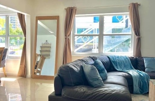 Lauderdale Beach House | Bright Bungalow. 2 min walk 2 Beach. Sleeps four