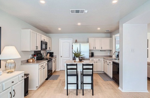 Leander House | Bright & Charming Entire House in Peaceful Neighborhood