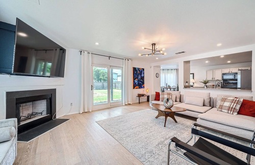Leander House | Bright & Charming Entire House in Peaceful Neighborhood