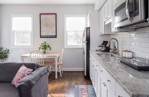 Northeast Bed & Breakfast | Bright Charming Guesthouse Close to Downtown DC