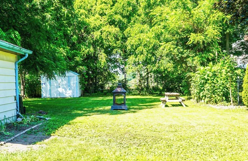 Port Dover House | Bright, clean, central to downtown Dover. Short walk to shops, pier and beach.