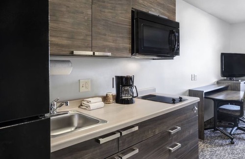 Midland Hotel | Bright, Clean Room w/Kitchen – Ideal for Work or Getaways!
