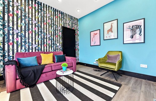 Tottenham House | Bright & Colourful House - Best for a Large Groups