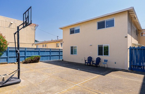 St. Francis House | Bright & comfortable 4brs Home in Daly City