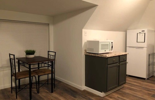 Pittsburgh Apartment | Bright, Comfy Space for 3 | Budget-Friendly Stay