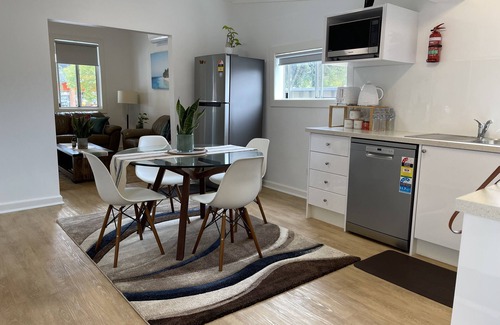 Orange Cottage | Bright, Cosy and Central Cottage- Free Wi-fi, Netflix and Disney Plus