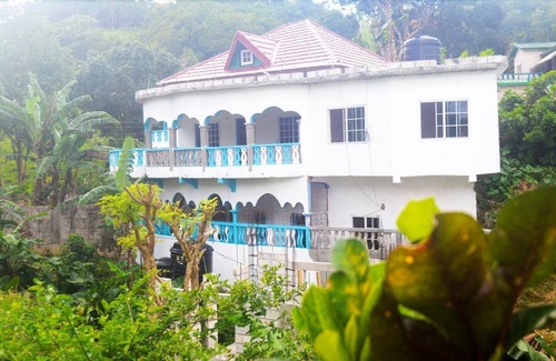 Fairy Hill House | Bright Country Apartment at Robin Hood guesthouse