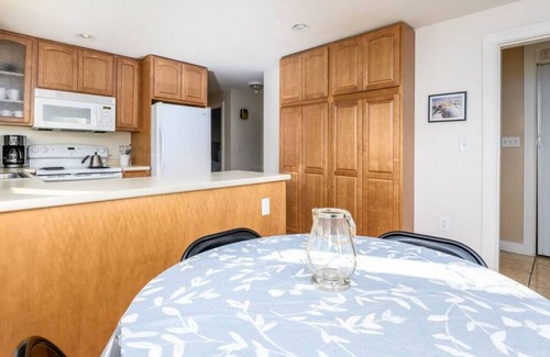 Pine Point House | BRIGHT & COZY| 2 BEDROOM HOME| STEPS TO THE BEACH