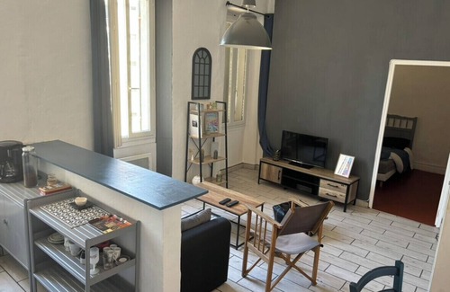 Saint-Lambert Apartment | Bright flat near the beach and Old Port